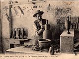 une vieille photo d'un homme en train de travailler la poterie
