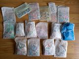 de nombreux sacs remplis d'argent posés sur une table en bois