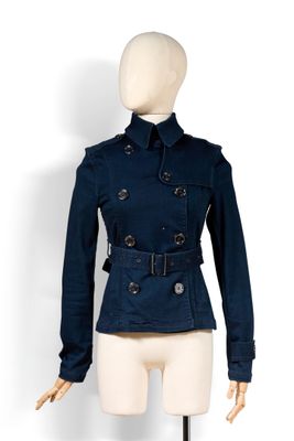 une veste bleu marine sur une tête de mannequin