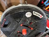 une boîte à outils posée par terre à côté d'une pile de cartons