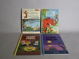 trois livres pour enfants sont alignés sur une table