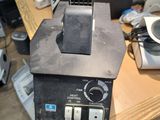 une machine noire posée sur une table en bois