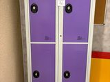deux casiers violets près d'un radiateur dans une pièce
