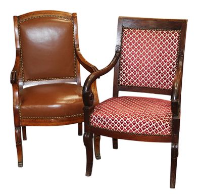 une paire de fauteuils en cuir recouverts de tissu rouge et blanc recouverts de tissu rouge et blanc recouverts de tissu rouge et blanc recouverts de tissu rouge et blanc