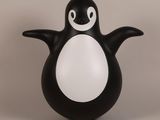 une photo d'une lampe en forme de pingouin en noir et blanc