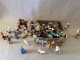 de nombreuses figurines qui se trouvent dans une boîte posée sur la table