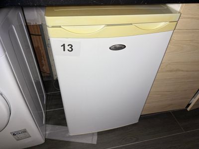 une photo d'une cuisine équipée d'un lave-vaisselle et d'un sèche-linge