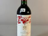 une bouteille de vin posée sur une table