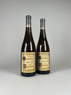 deux bouteilles de vin posées l'une à côté de l'autre sur une table