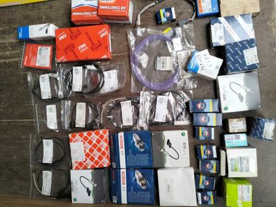 beaucoup d'appareils électroniques posés sur le sol