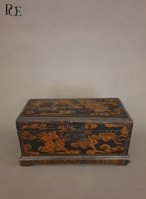 Boîte rectangulaire en bois laqué noir et or, à un compartim… - Photo 1