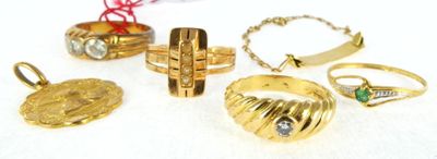 many different rings and rings that are on a table