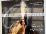 un livre sur lequel est représenté un casque doré