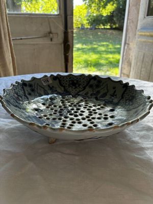 un bol posé sur une table devant une fenêtre