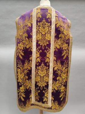 un gros plan d'un gilet violet et doré sur un mannequin