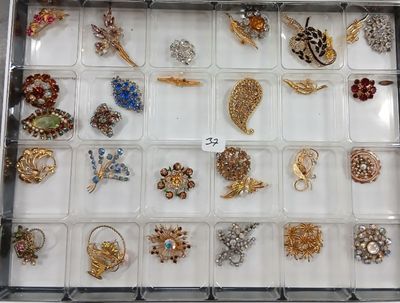 de nombreux types de broches exposés dans une vitrine