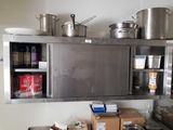 une cuisine avec plein de casseroles et de poêles accrochées au mur