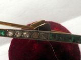 un gros plan d'une chaussure rouge ornée d'un bracelet vert
