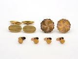 un ensemble de boutons de manchette en or et une paire de boutons de manchette