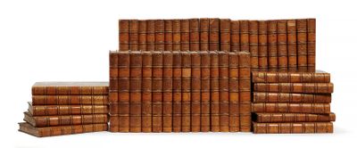 de nombreux livres empilés les uns sur les autres sur une surface blanche