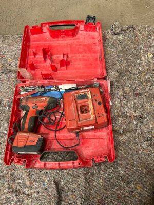 1 Malette HILTI contenant 1 visseuse et 1 chargeur - SCELLE …