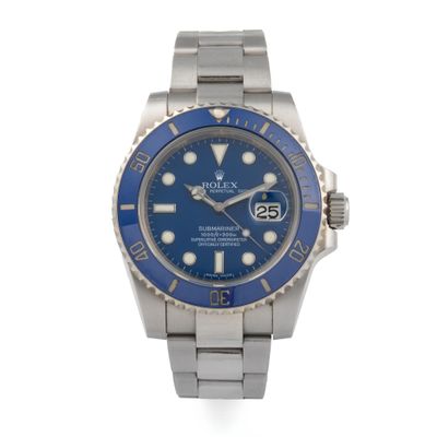 une photo d'une montre au cadran bleu montée sur un bracelet en acier