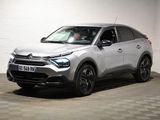 la voiture argentée est garée dans le garage sur le sol en damier