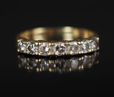 une bague en or jaune sertie de cinq diamants sur un fond noir