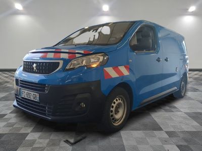 la photo d'une camionnette bleue garée dans un garage