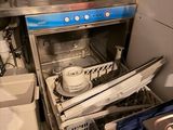 une photo d'une cuisine avec un lave-vaisselle et un évier