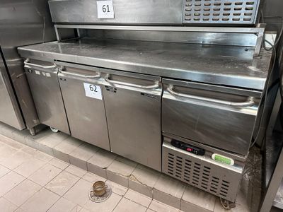 un plan de travail en acier inoxydable équipé de deux fours