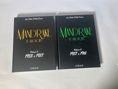 Deux livres sont posés sur une table recouverte d'une nappe blanche.