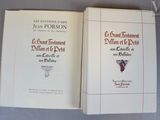 deux livres posés l'un à côté de l'autre sur une table