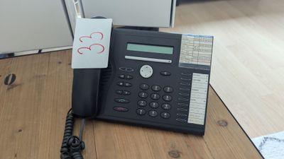 un téléphone posé sur un bureau, avec une étiquette de prix dessus