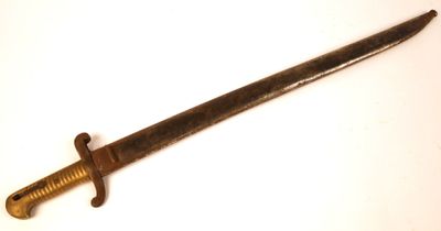 une photo d'un couteau d'aspect très ancien posé sur une surface blanche