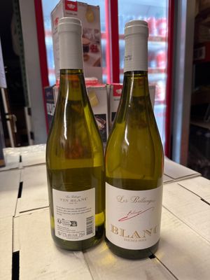 deux bouteilles de vin blanc posées sur une table