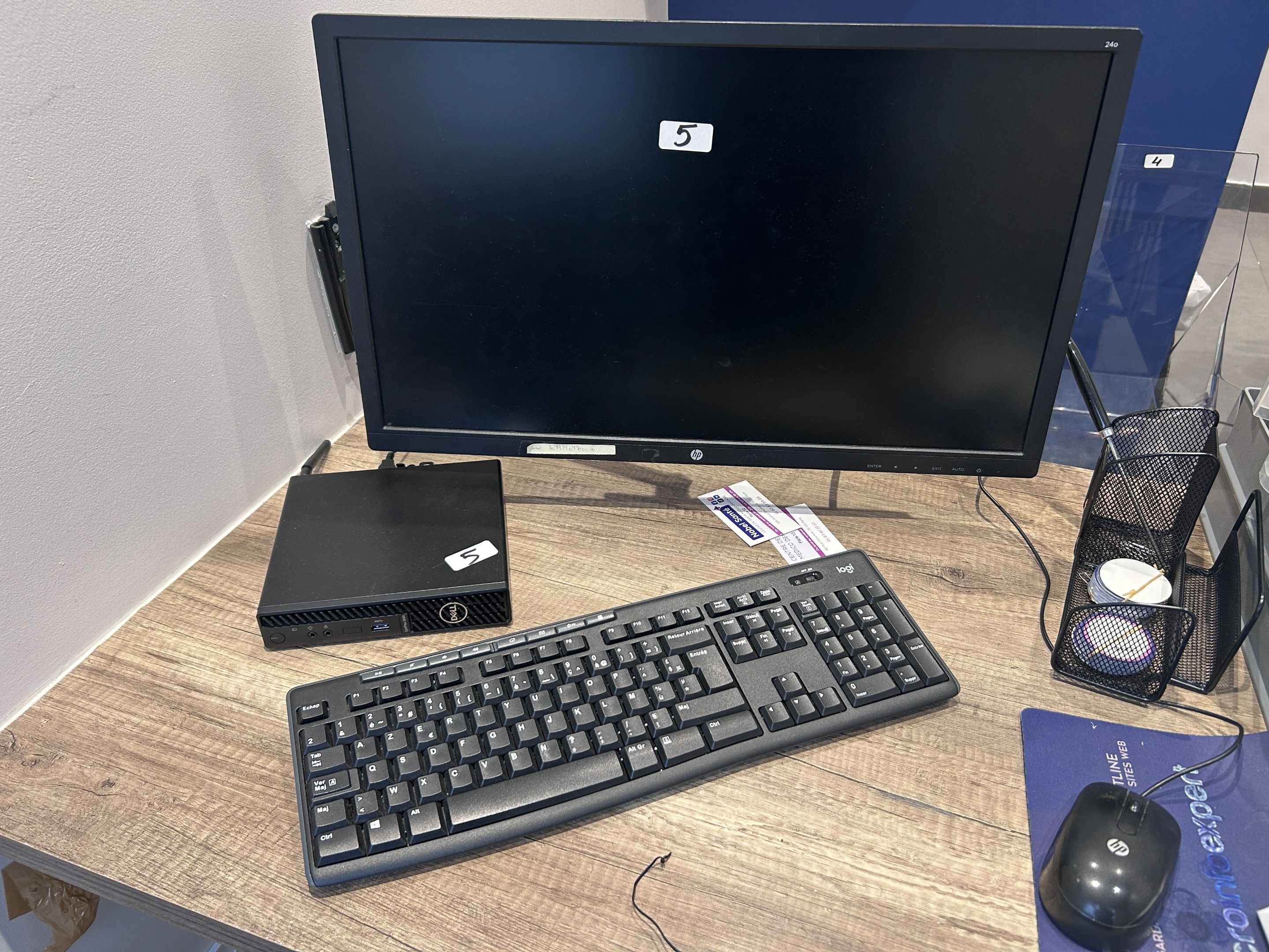 - 1 écran HP 240 + clavier + souris