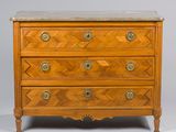 une commode ancienne avec dessus en marbre