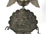 une image représentant une assiette en argent sur laquelle est posé un oiseau