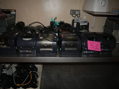 un tas d'appareils électroniques posés sur une table dans une pièce