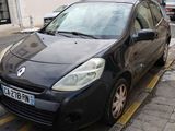 une petite voiture noire garée sur le bord de la rue