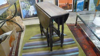 une petite table posée sur un tapis dans une pièce