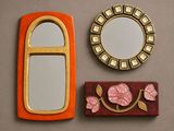 une photo représentant un miroir, un sac à main et un miroir posé sur une table