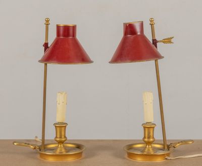 une paire de lampes de table rouges et en laiton, ornées de bougies