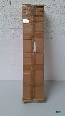une pile de cartons posée sur une table