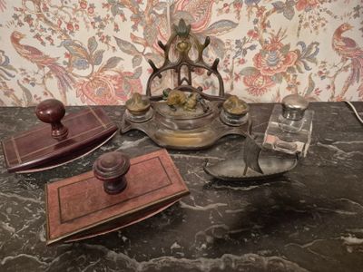 une table sur laquelle se trouvent des livres, une bougie et un bougeoir