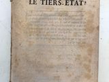 un vieux livre posé sur une table