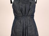 robe en jean posée sur un mannequin, sur fond blanc