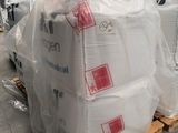 une palette remplie de cartons blancs dans un entrepôt