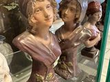 de nombreuses statues exposées dans une vitrine au musée